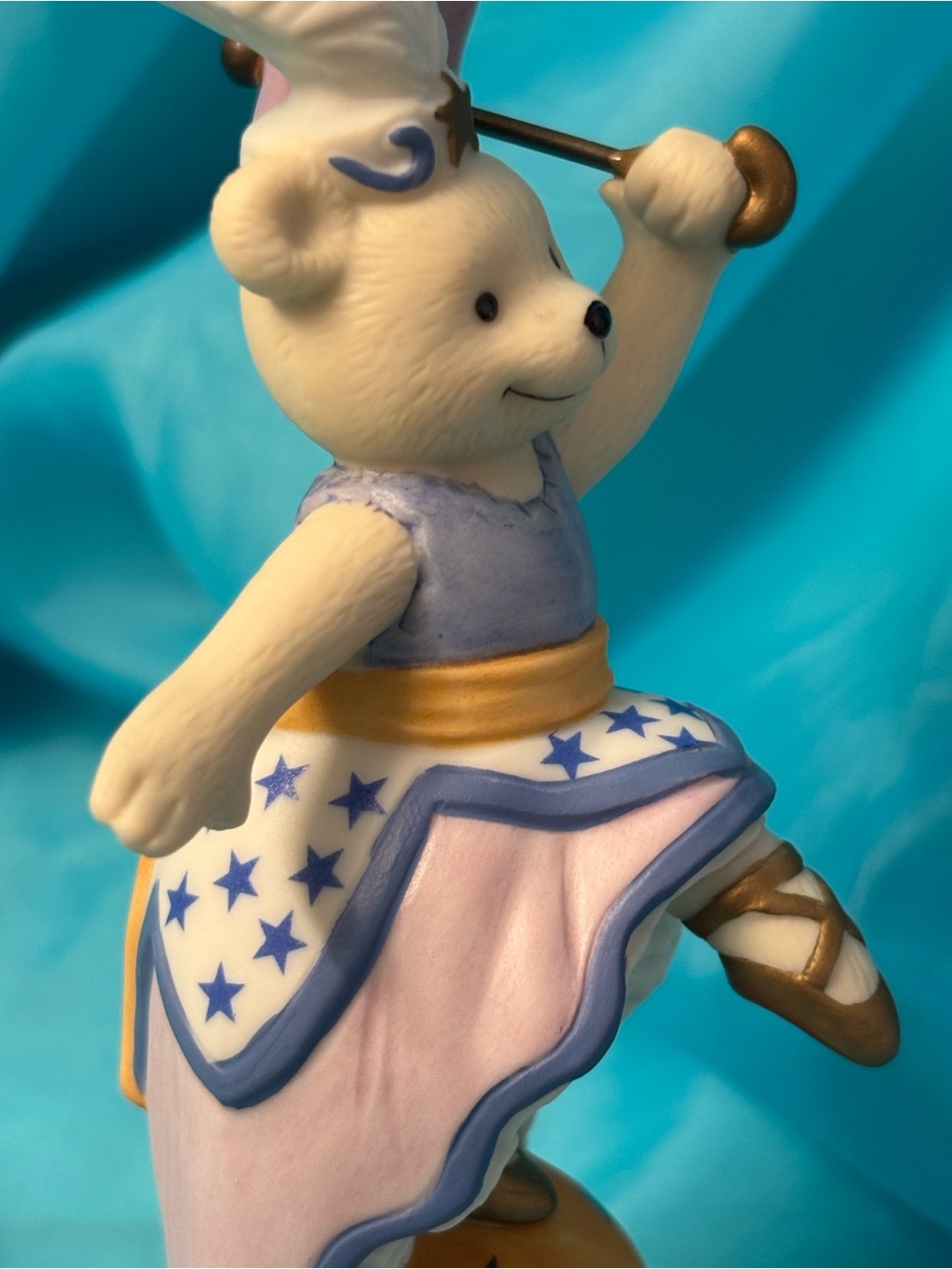 Vintage Avon Magnificent Circus Bears – “Bettina the Ballerina” Figurine (1993) - Picture 5 of 10